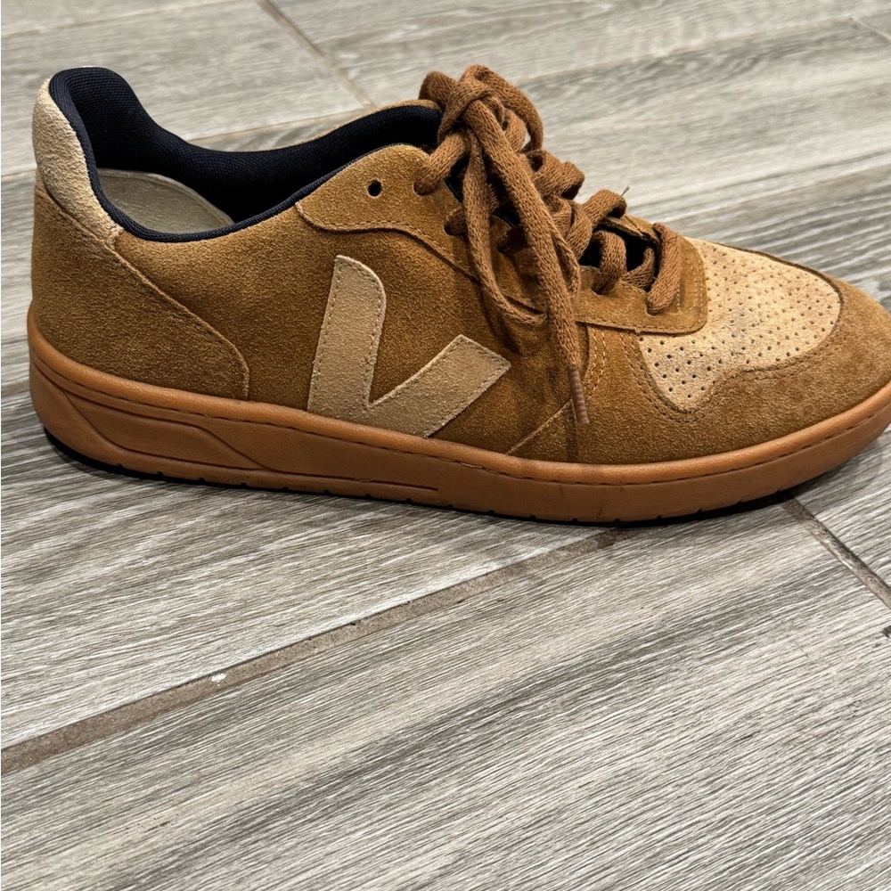 Veja Men's Brown Suede Sneakers. Panels: Suede
Men’s size 8.5